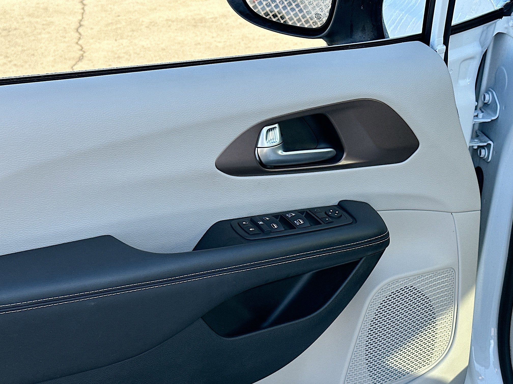 2024 Chrysler Voyager LX