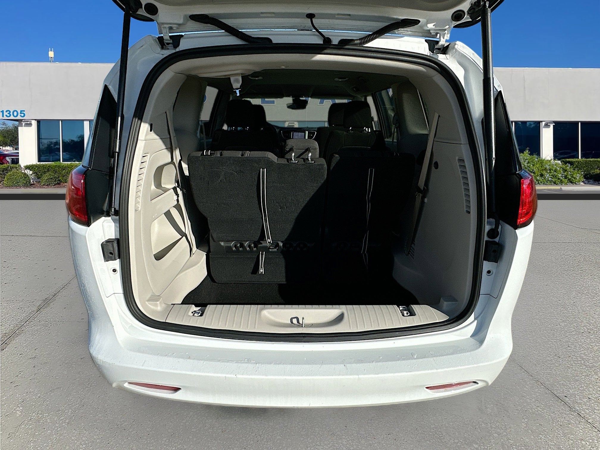 2024 Chrysler Voyager LX