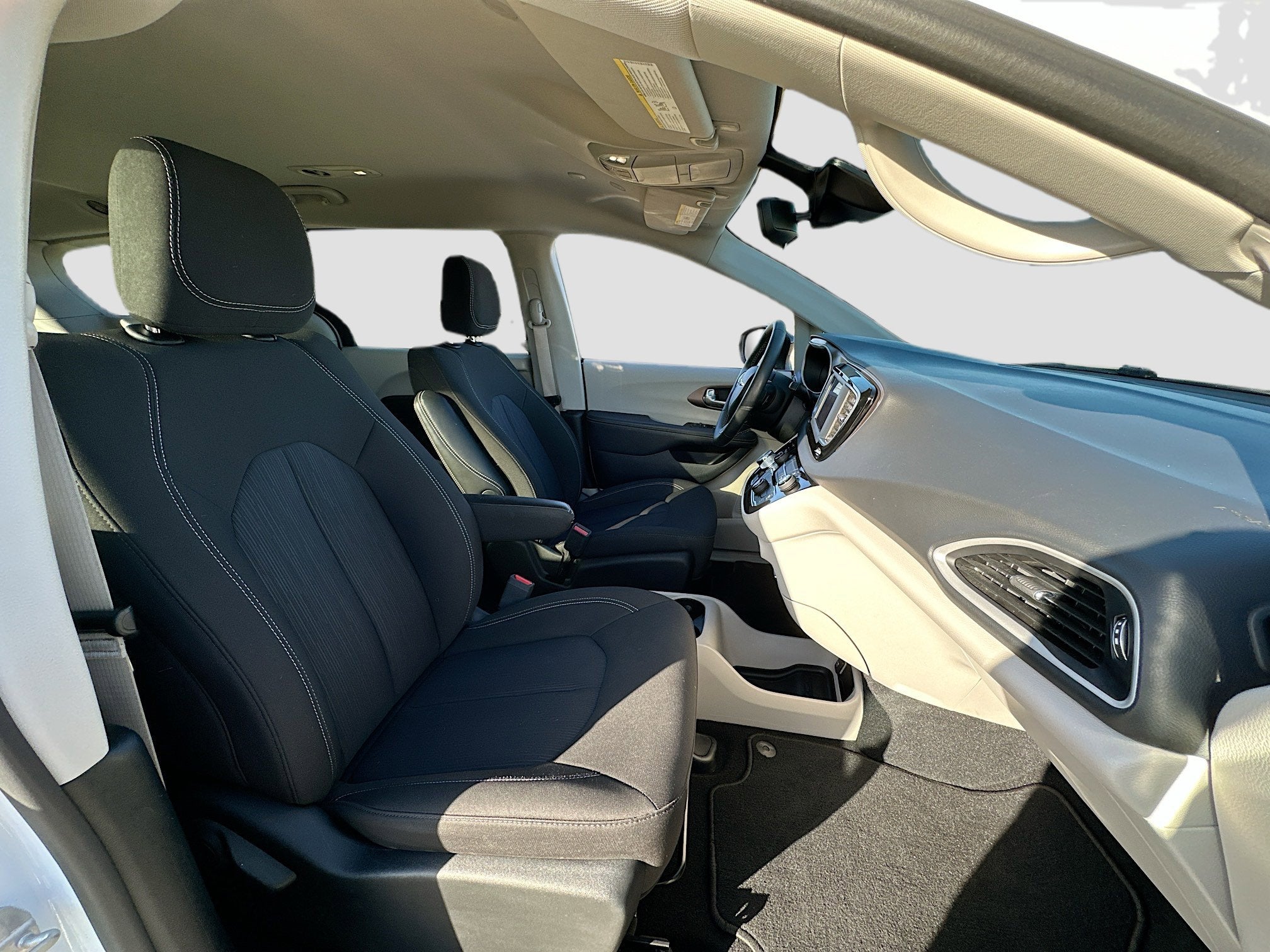 2024 Chrysler Voyager LX