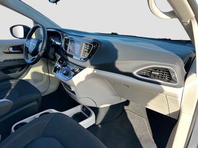 2024 Chrysler Voyager LX