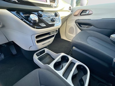 2024 Chrysler Voyager LX