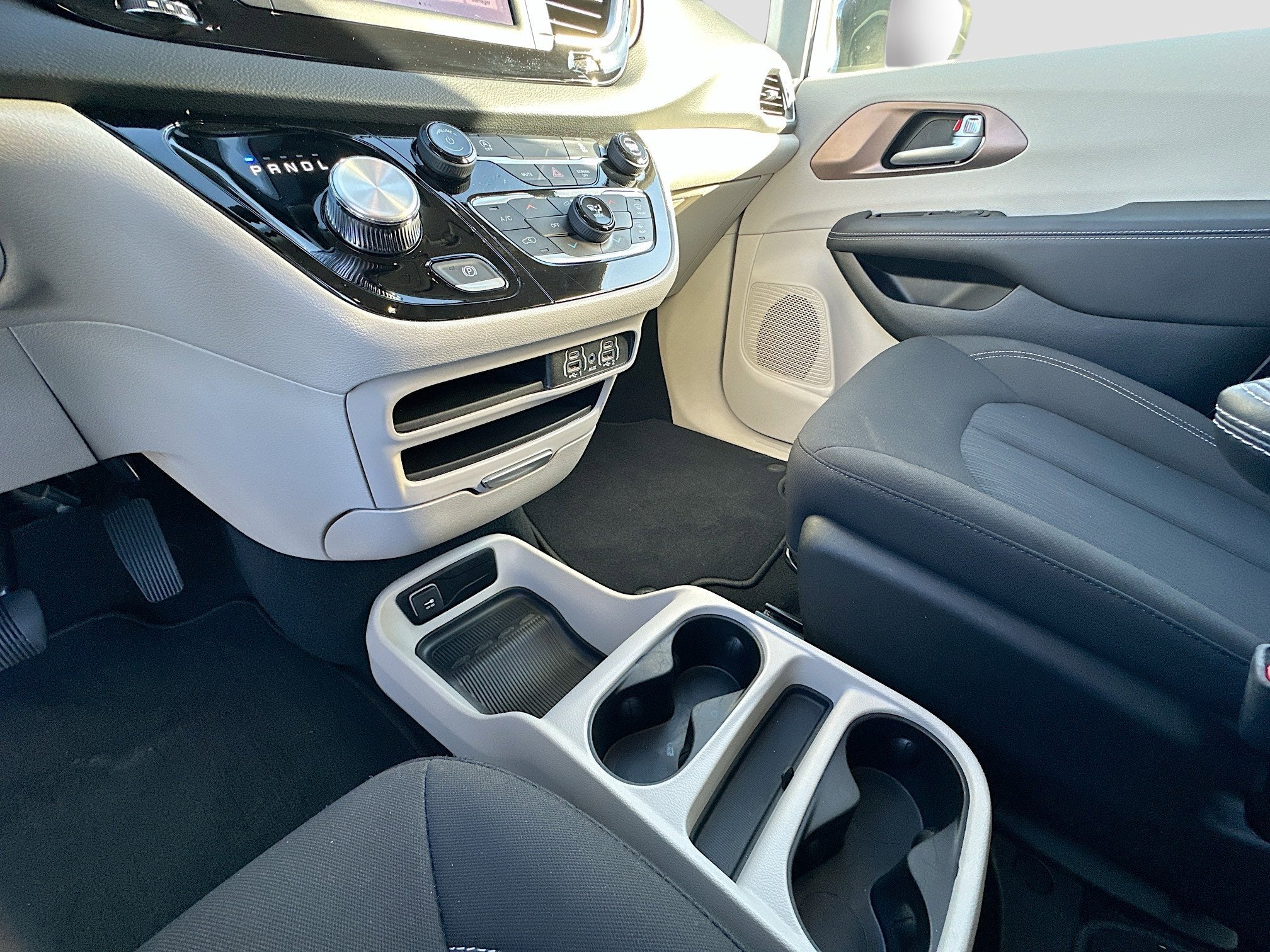 2024 Chrysler Voyager LX