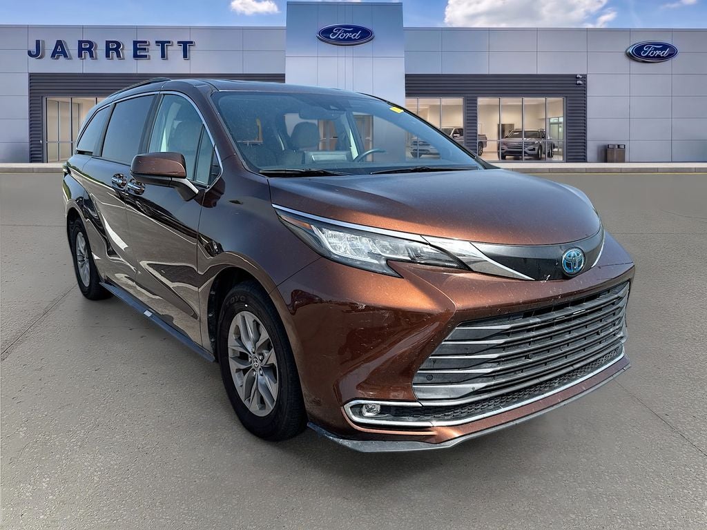 2022 Toyota Sienna XLE 8 Passenger