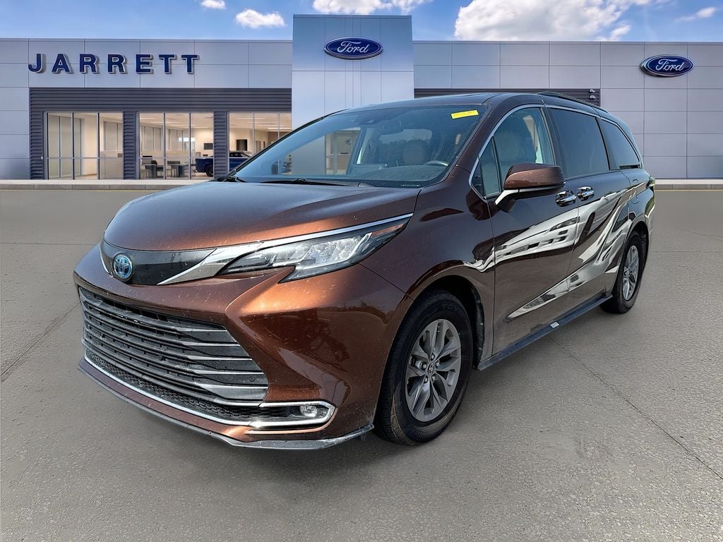 2022 Toyota Sienna XLE 8 Passenger