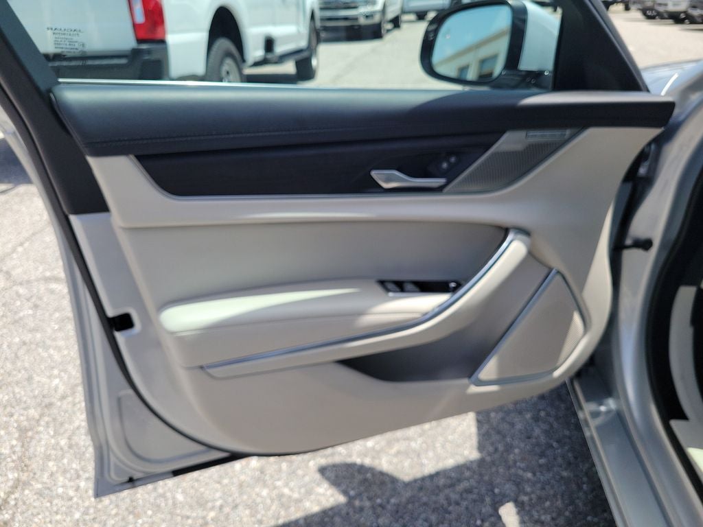 2022 Jaguar XF SE