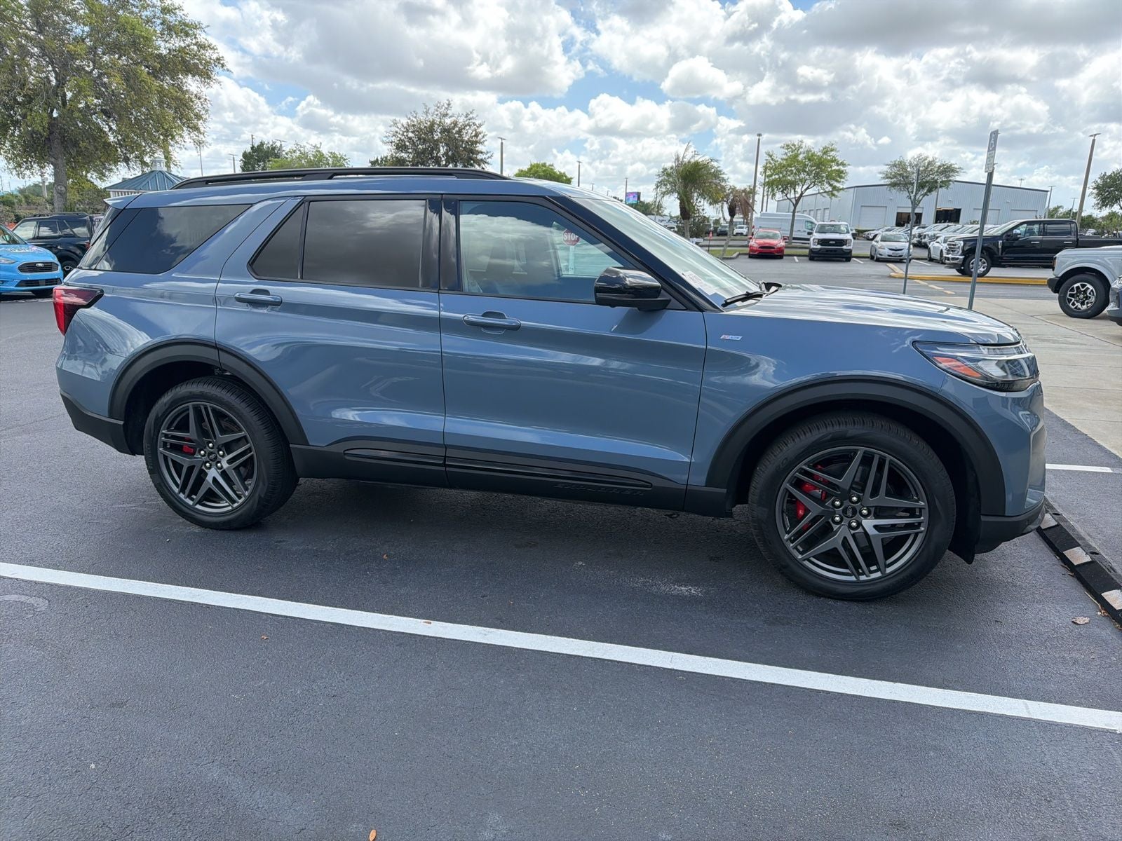 2025 Ford Explorer ST-Line